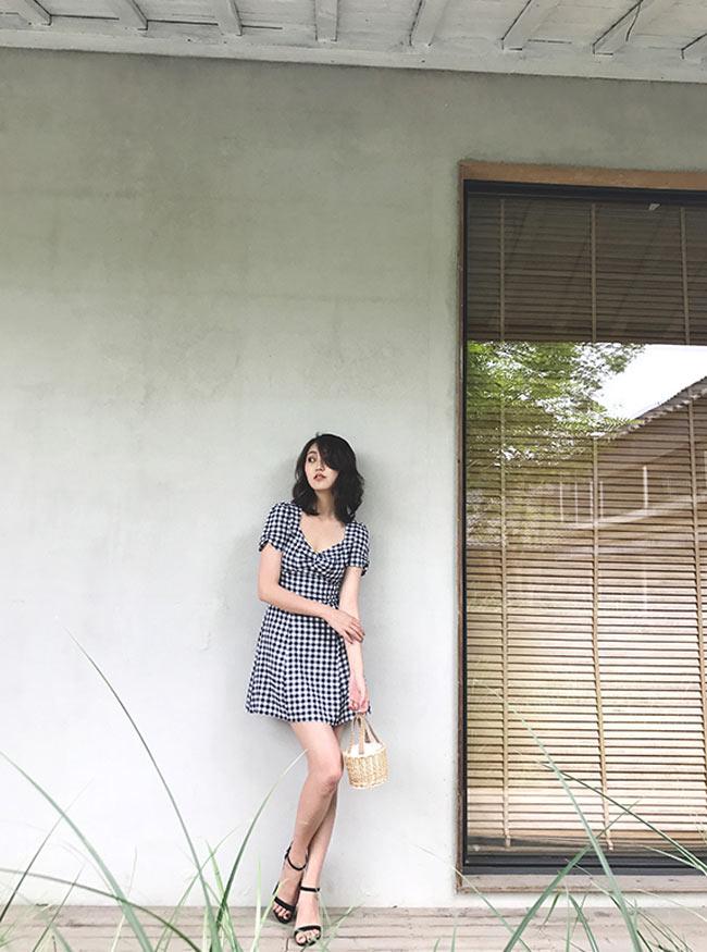 Bạn đã có áo sơ mi cổ vuông hot nhất hè như Hà Hồ chưa?